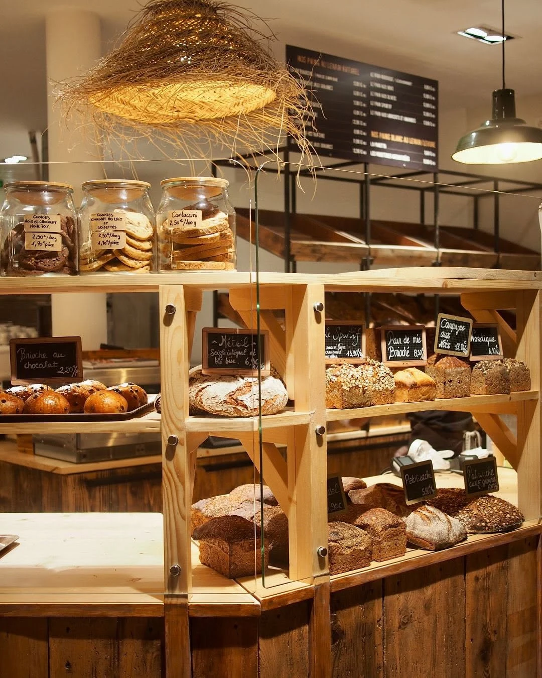 L'intérieur de la boulangerie : pains au levain sur les étagères en bois et ardoises