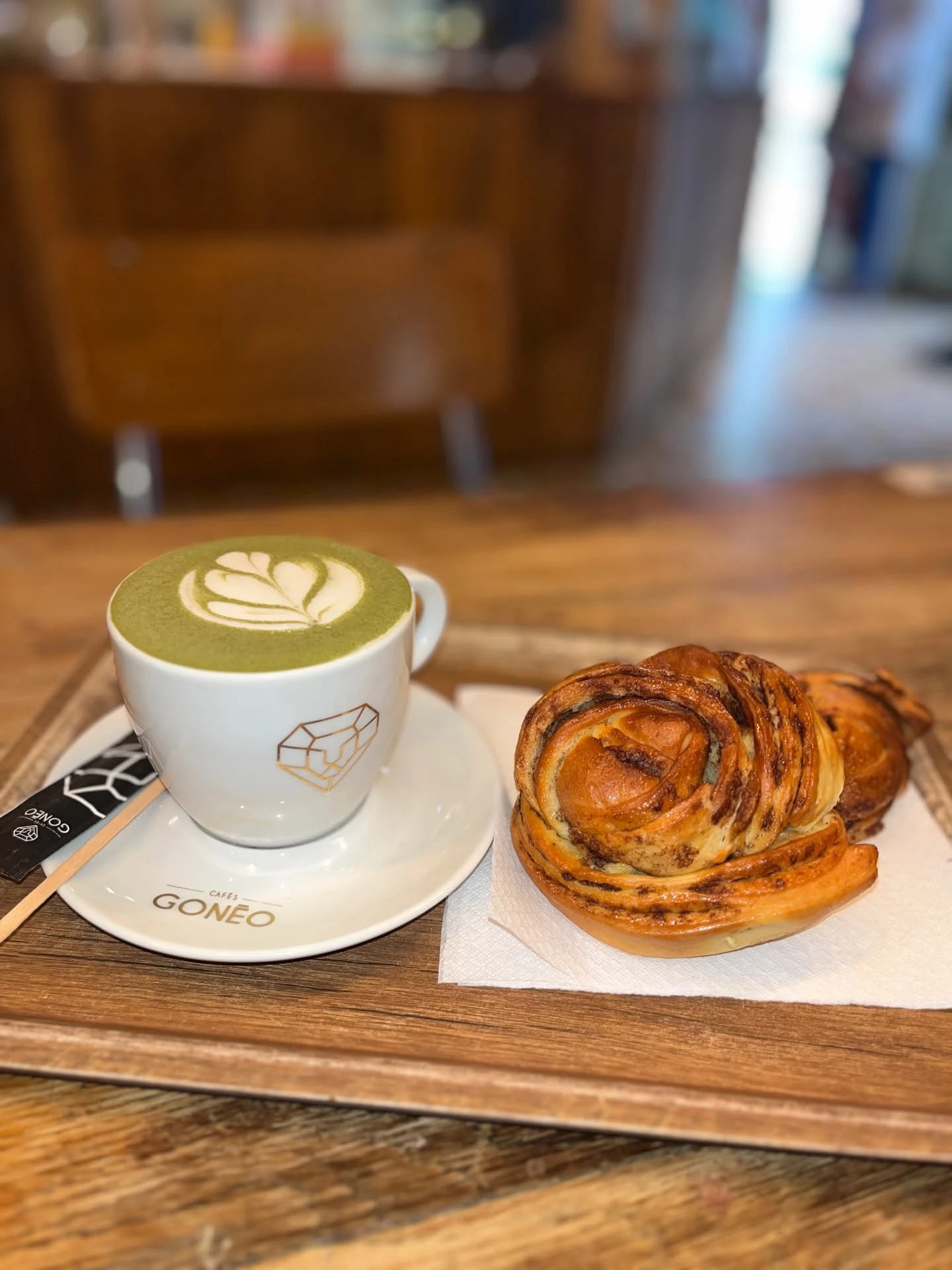 Brioche roulée et matcha latte