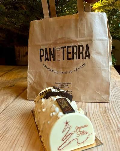Bûche de Noël devant un sac Paneterra